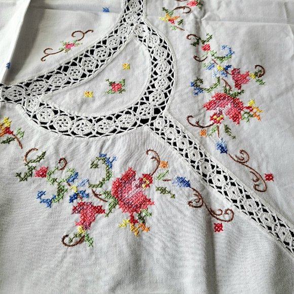 Hand made embroidered cotton table cloth. - Picture 9 of 12